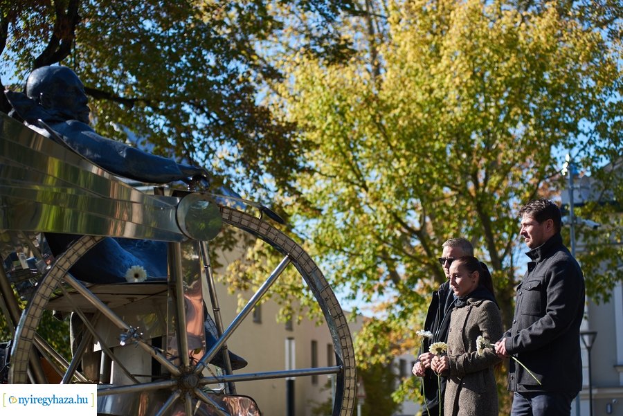 Koszorúzás Krúdy Gyula szobránál 2021