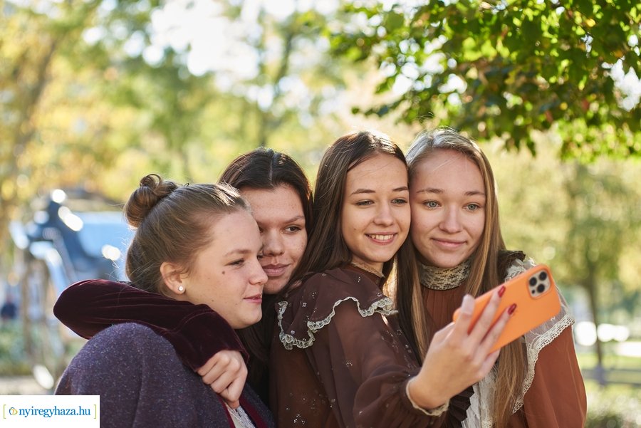 Koszorúzás Krúdy Gyula szobránál 2021