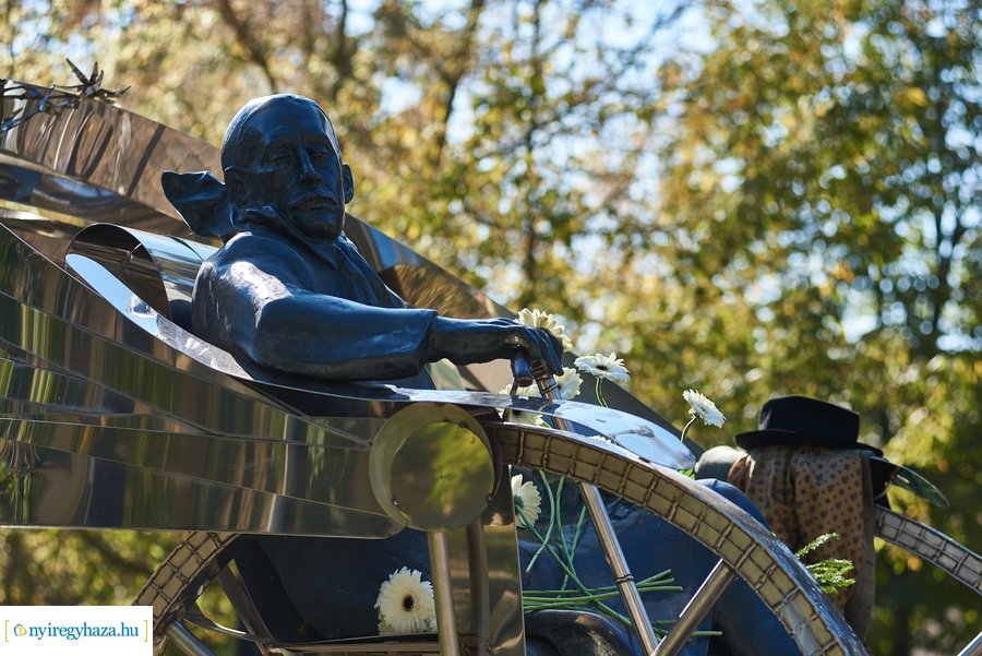 Koszorúzás Krúdy Gyula szobránál 2021