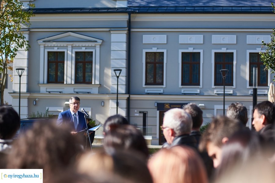 Koszorúzás Krúdy Gyula szobránál 2021