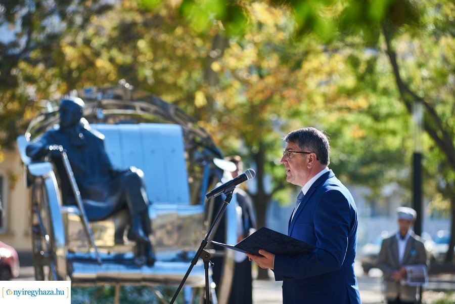 Koszorúzás Krúdy Gyula szobránál 2021