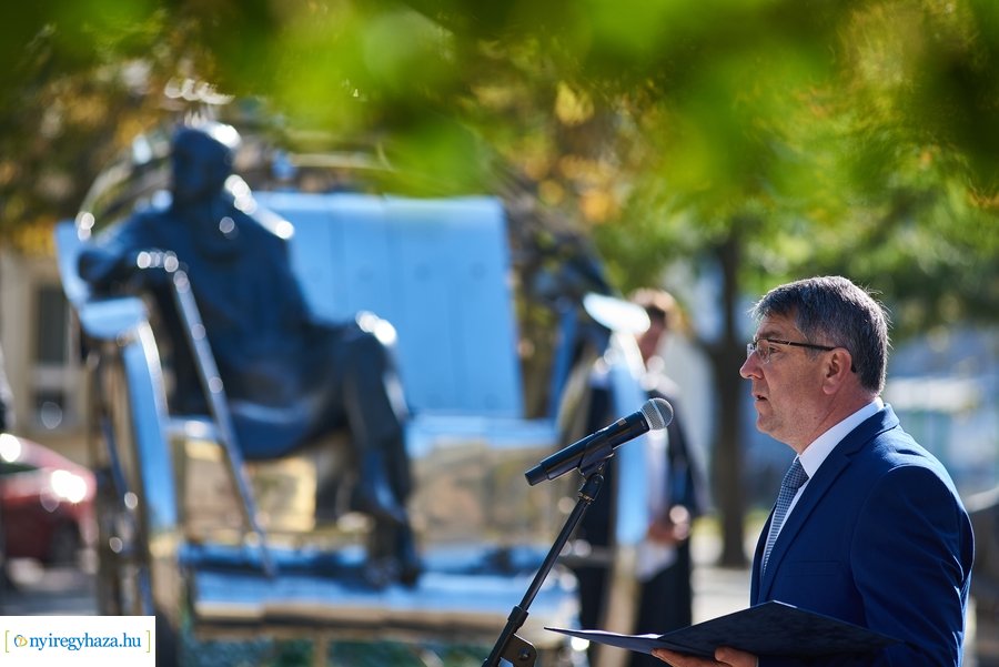 Koszorúzás Krúdy Gyula szobránál 2021