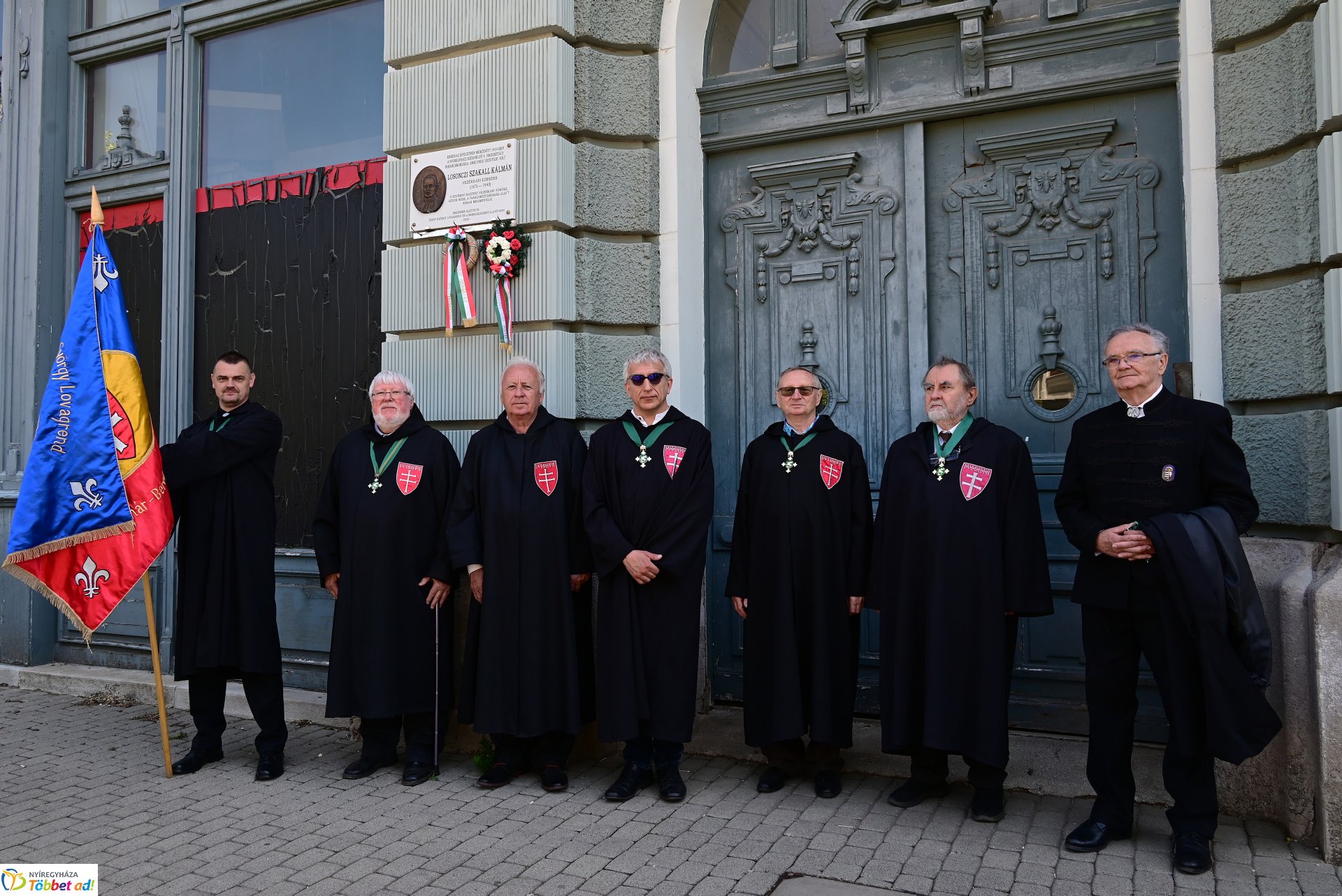 Koszorúzás Losonczi Szakall Kálmán emléktáblájánál