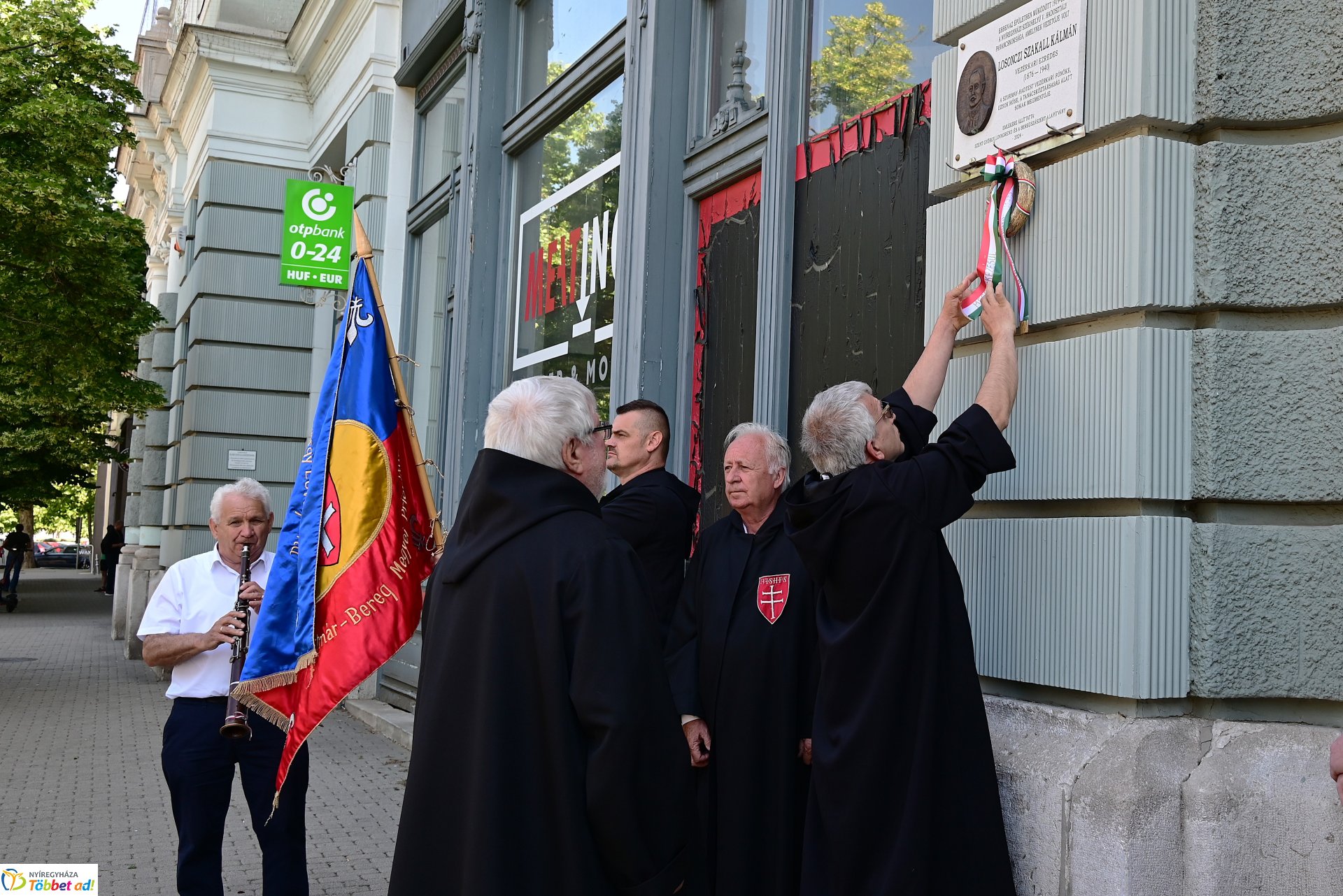 Koszorúzás Losonczi Szakall Kálmán emléktáblájánál