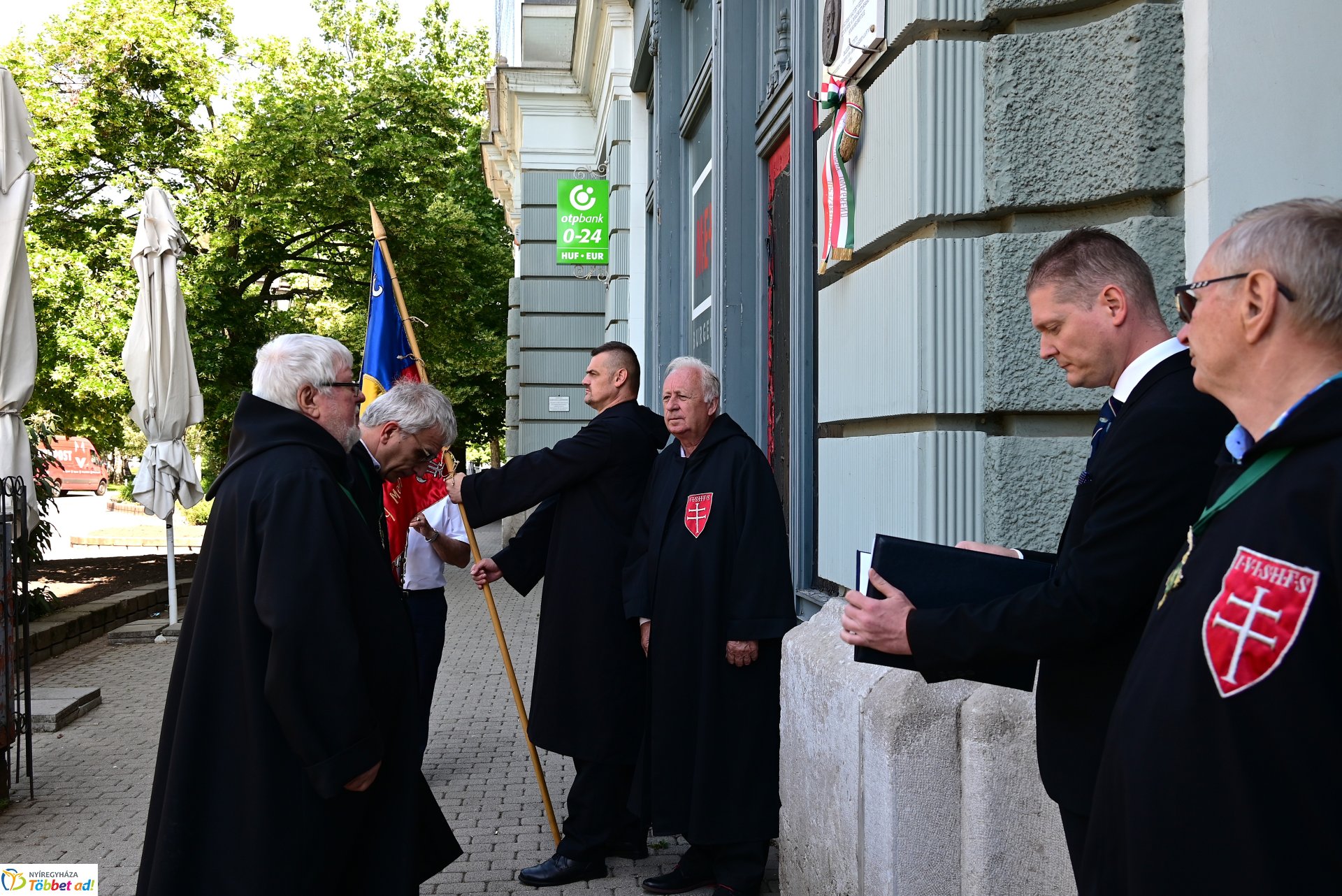 Koszorúzás Losonczi Szakall Kálmán emléktáblájánál