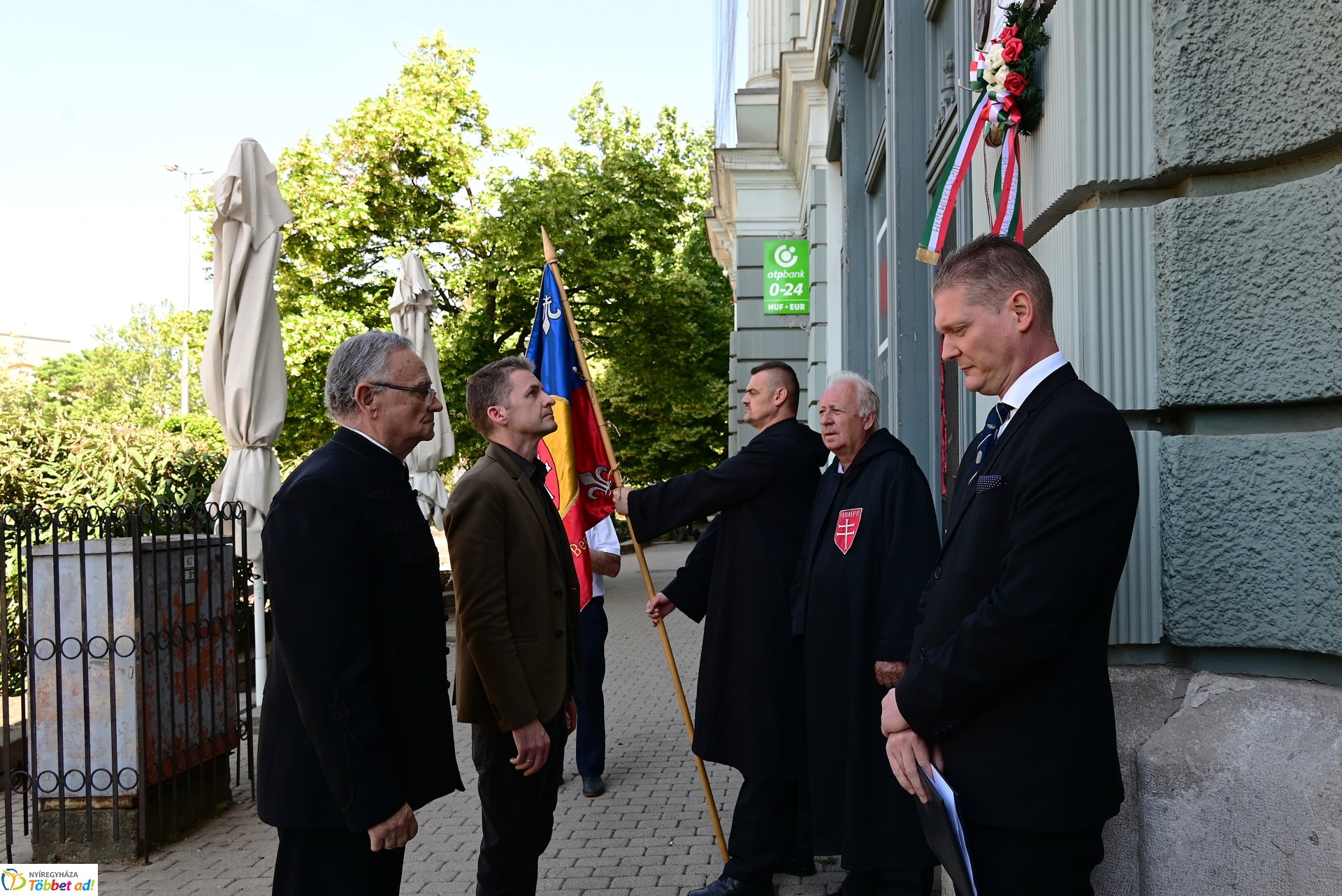 Koszorúzás Losonczi Szakall Kálmán emléktáblájánál