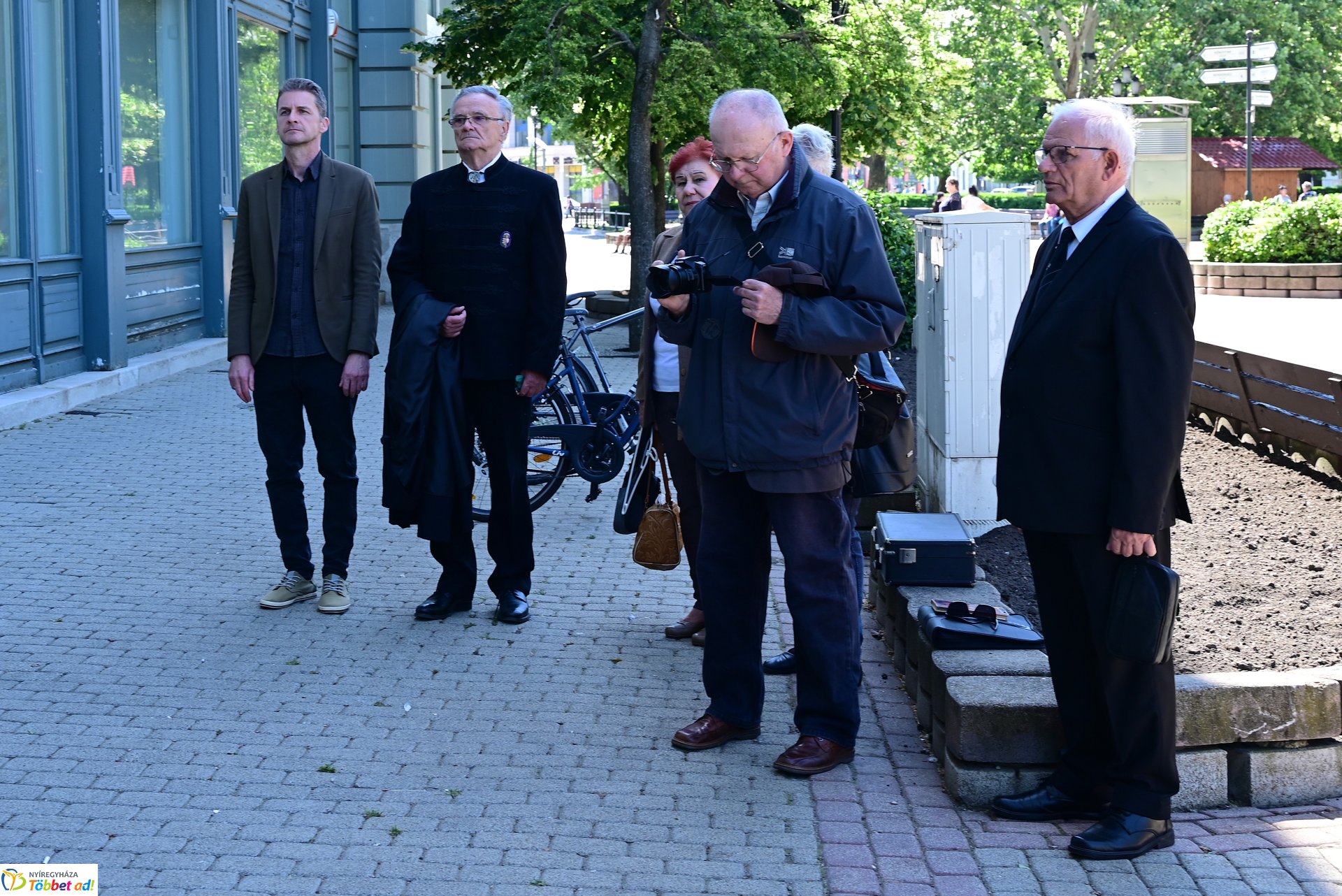 Koszorúzás Losonczi Szakall Kálmán emléktáblájánál