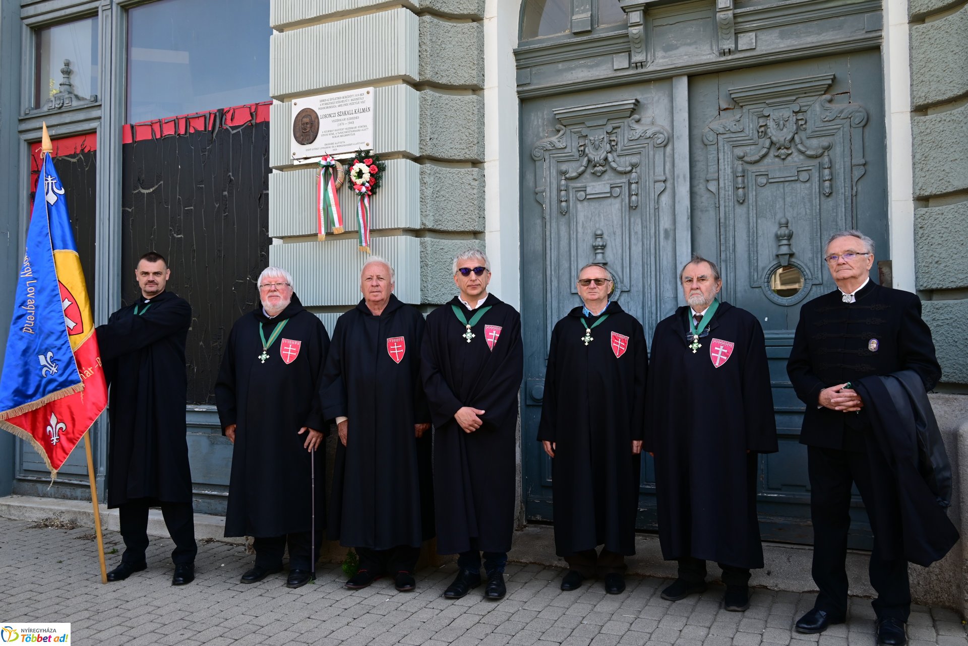 Koszorúzás Losonczi Szakall Kálmán emléktáblájánál