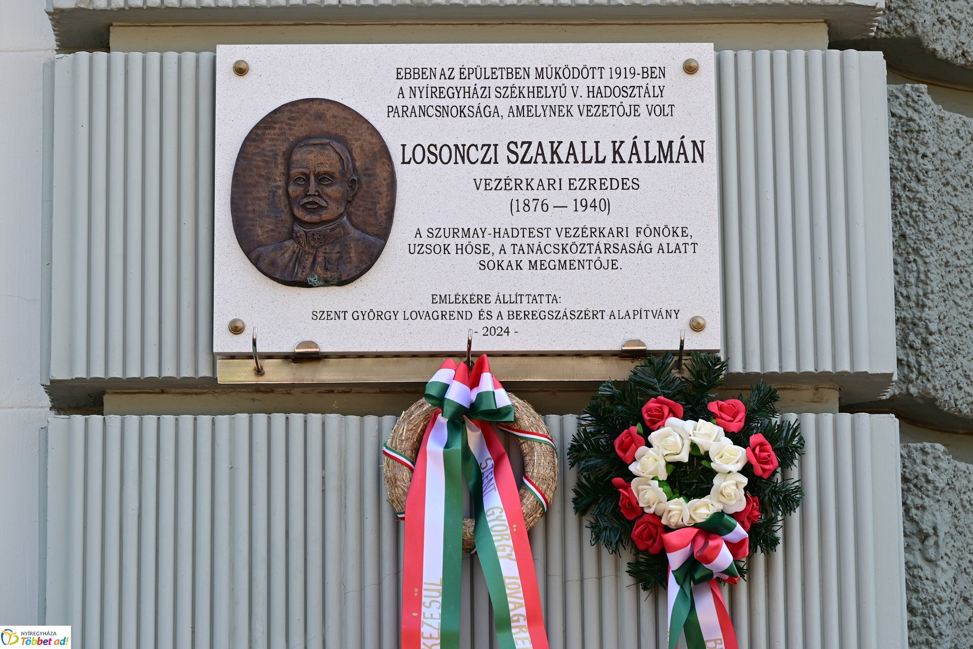 Koszorúzás Losonczi Szakall Kálmán emléktáblájánál