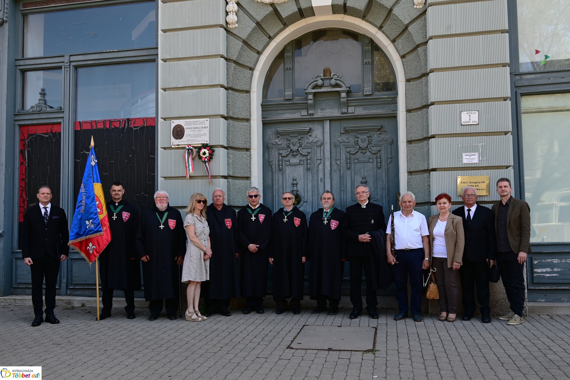 Koszorúzás Losonczi Szakall Kálmán emléktáblájánál