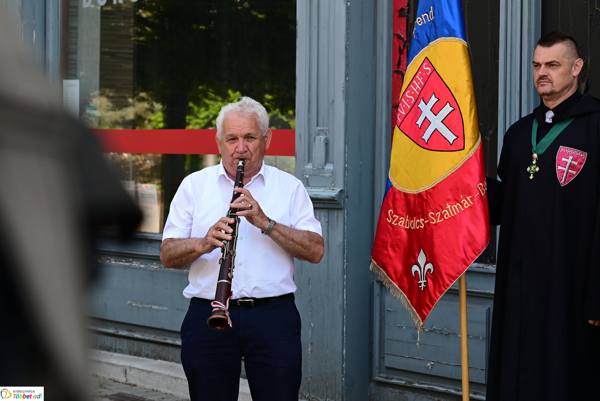 Koszorúzás Losonczi Szakall Kálmán emléktáblájánál