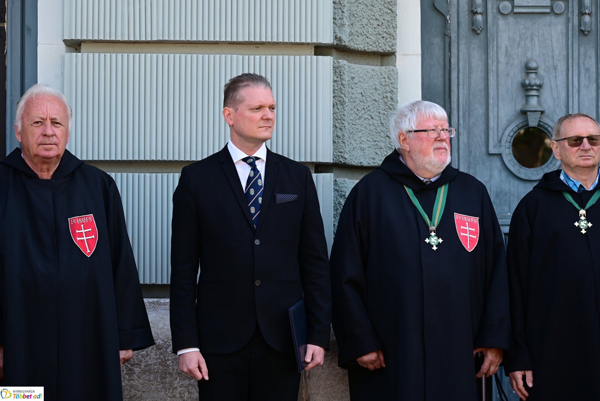 Koszorúzás Losonczi Szakall Kálmán emléktáblájánál
