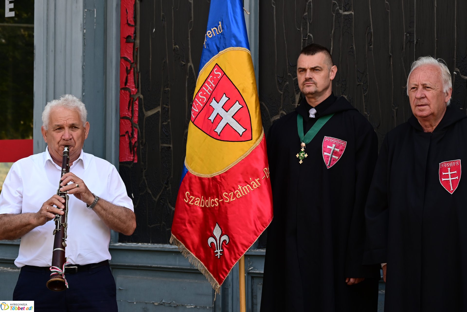 Koszorúzás Losonczi Szakall Kálmán emléktáblájánál