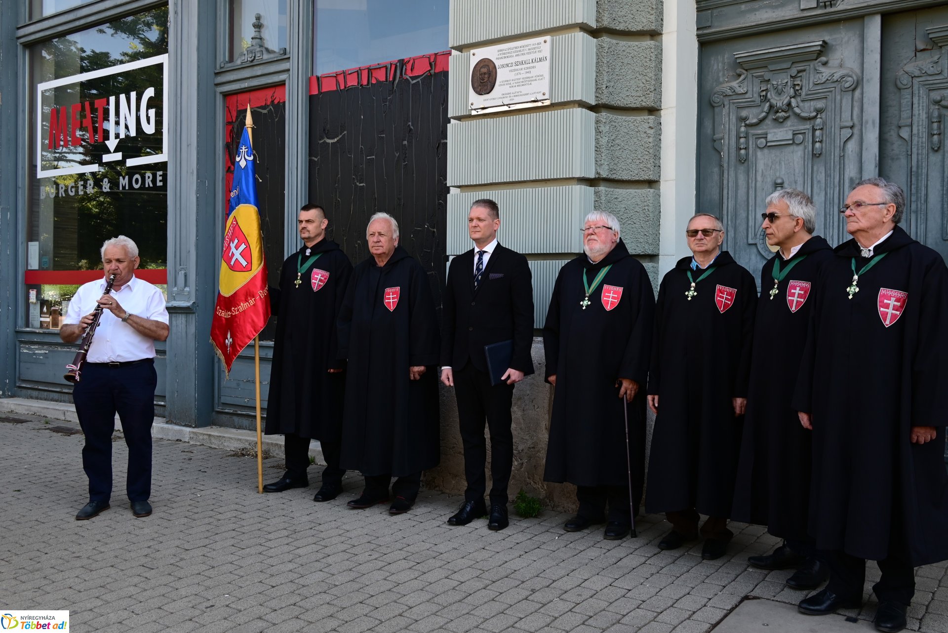 Koszorúzás Losonczi Szakall Kálmán emléktáblájánál