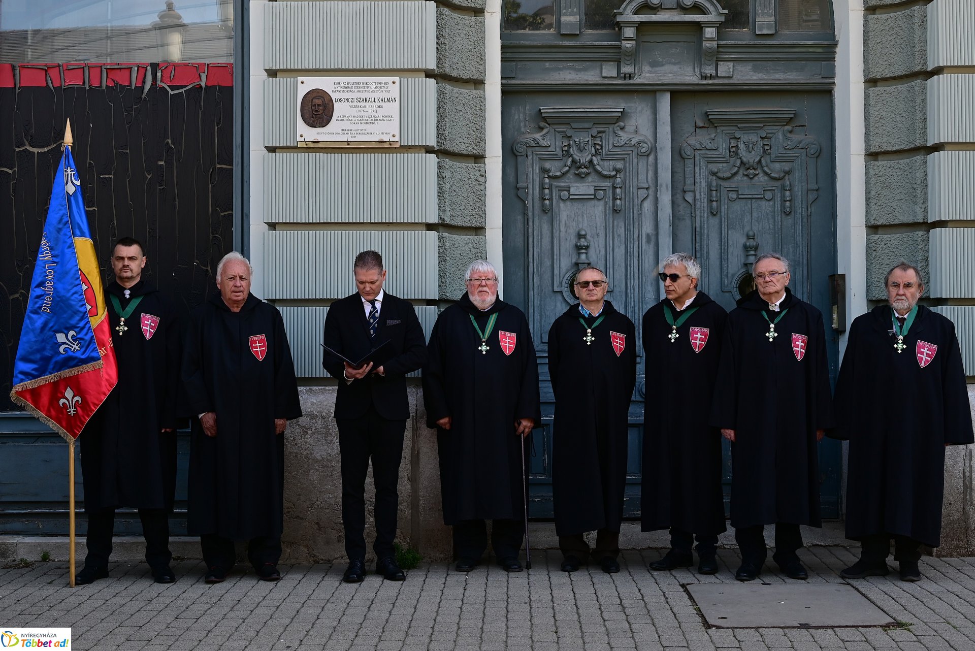 Koszorúzás Losonczi Szakall Kálmán emléktáblájánál