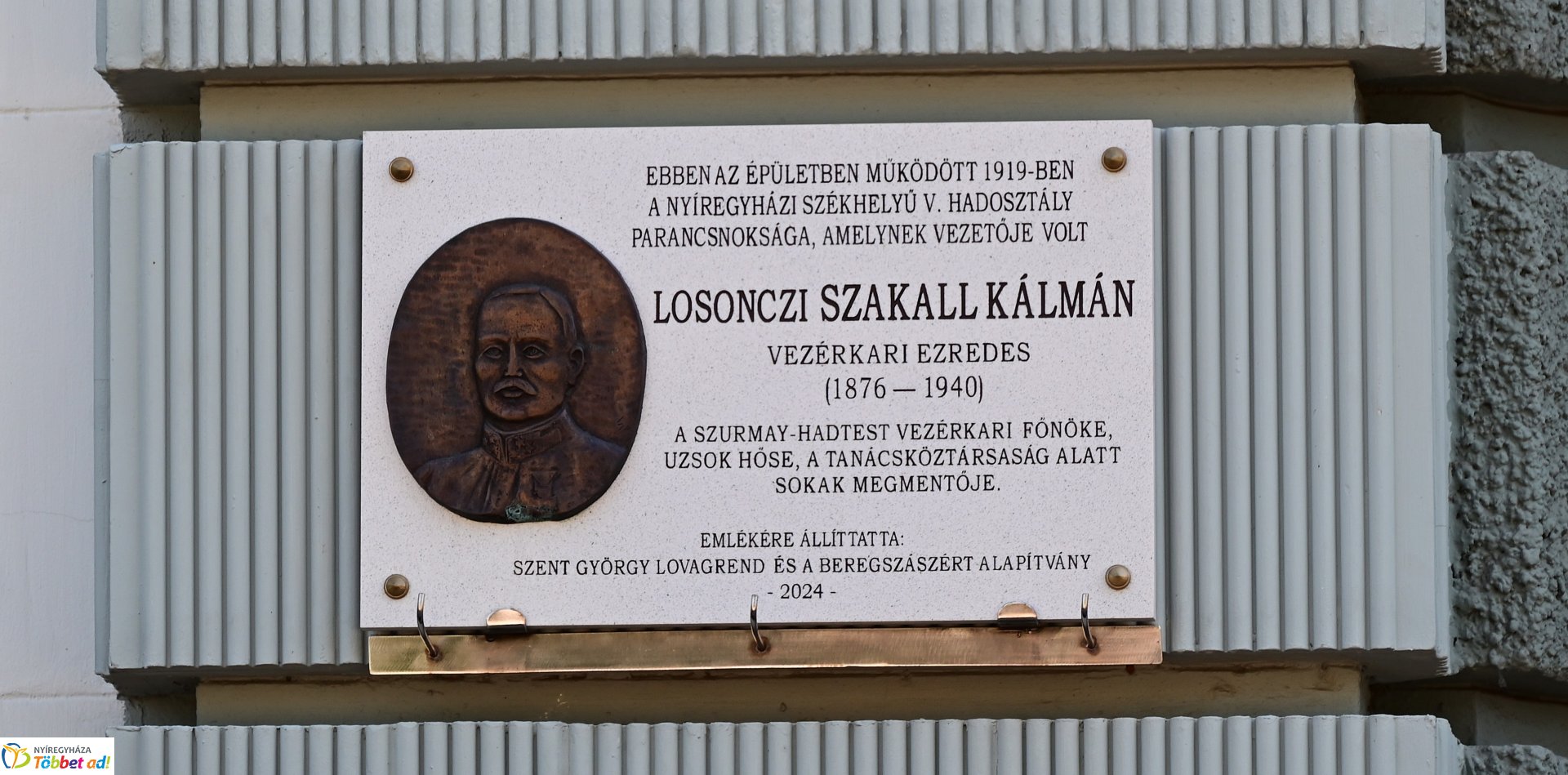 Koszorúzás Losonczi Szakall Kálmán emléktáblájánál