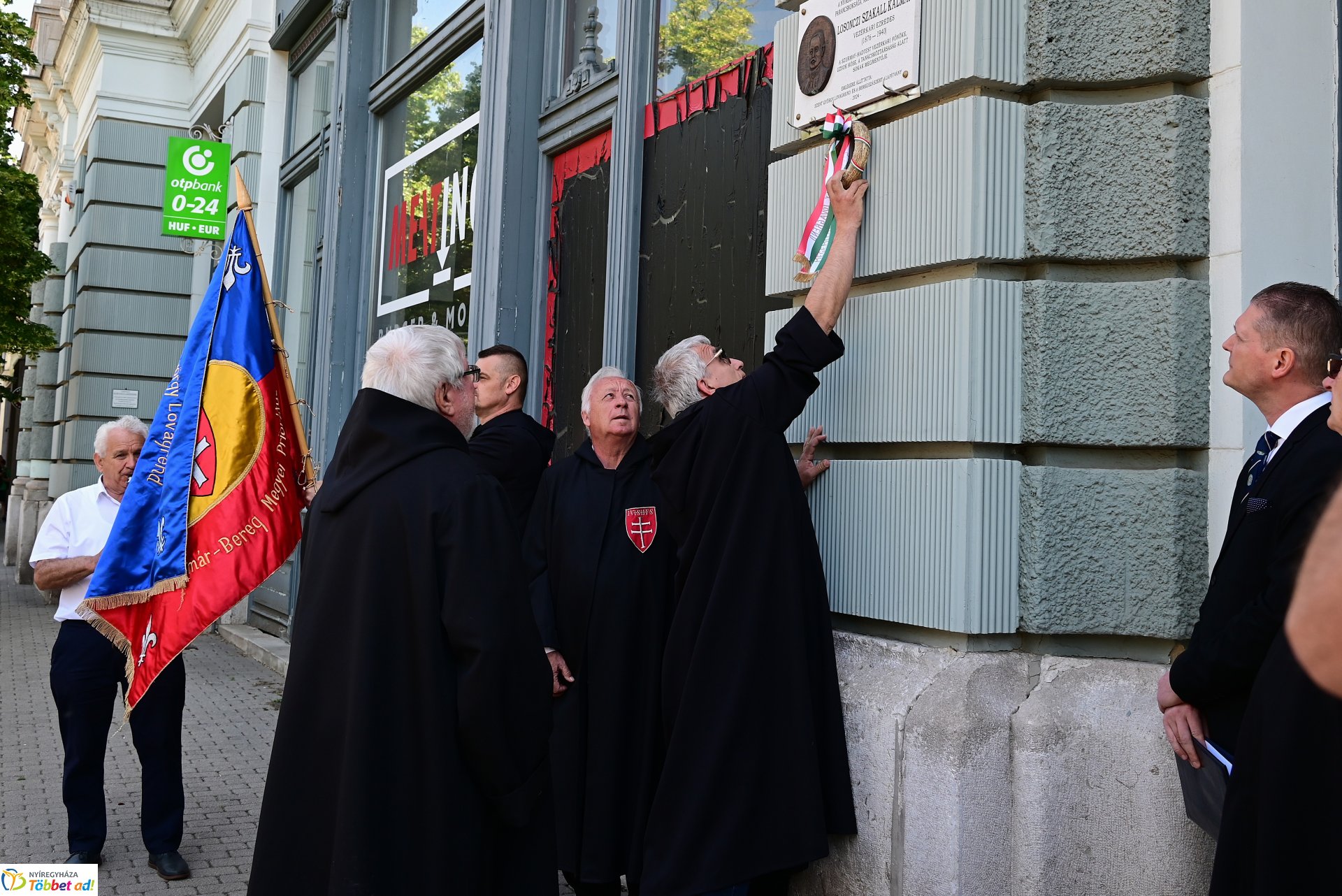 Koszorúzás Losonczi Szakall Kálmán emléktáblájánál