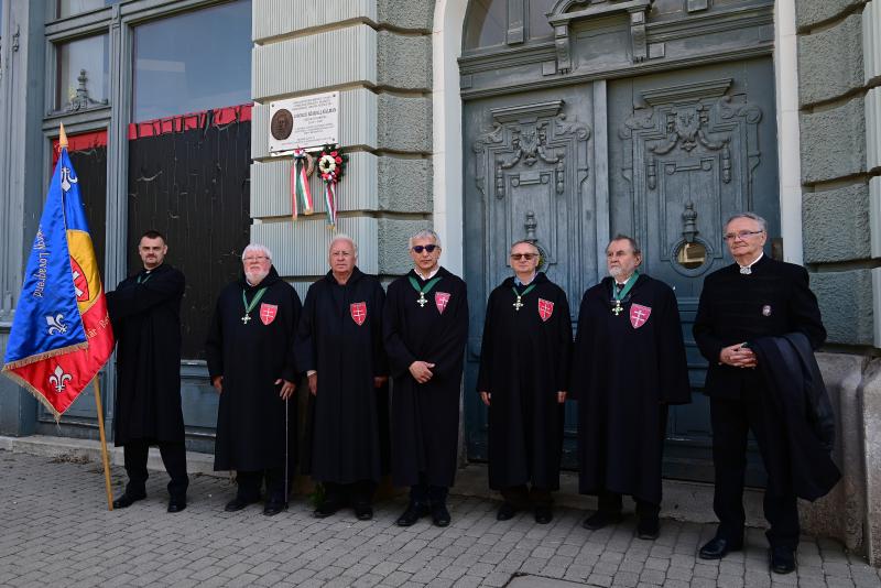 Koszorúzás Losonczi Szakall Kálmán emléktáblájánál
