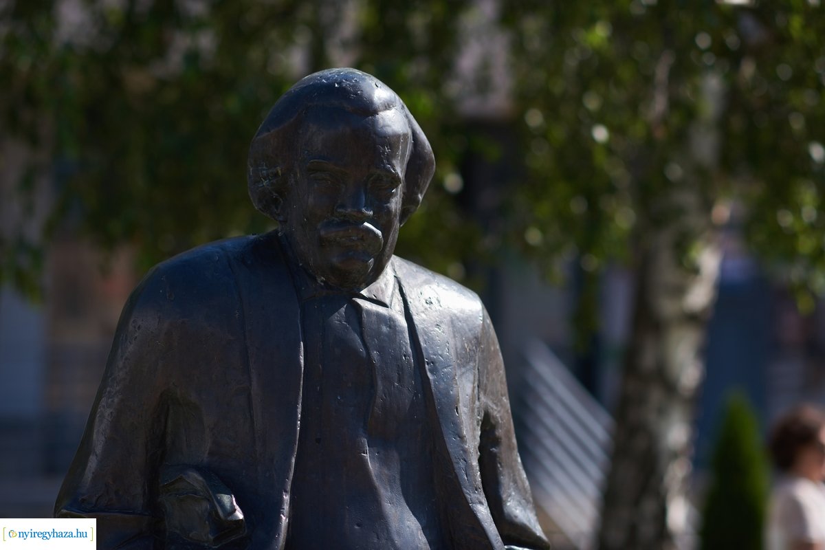 Koszorúzás Móricz Zsigmond szobránál 2020