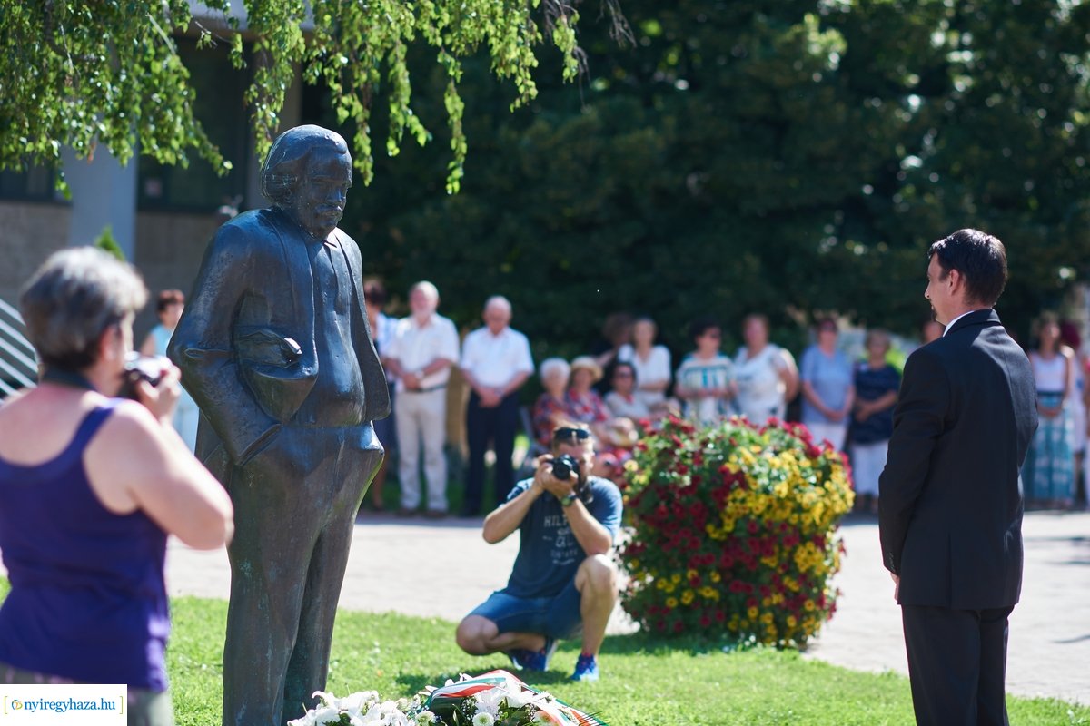 Koszorúzás Móricz Zsigmond szobránál 2020