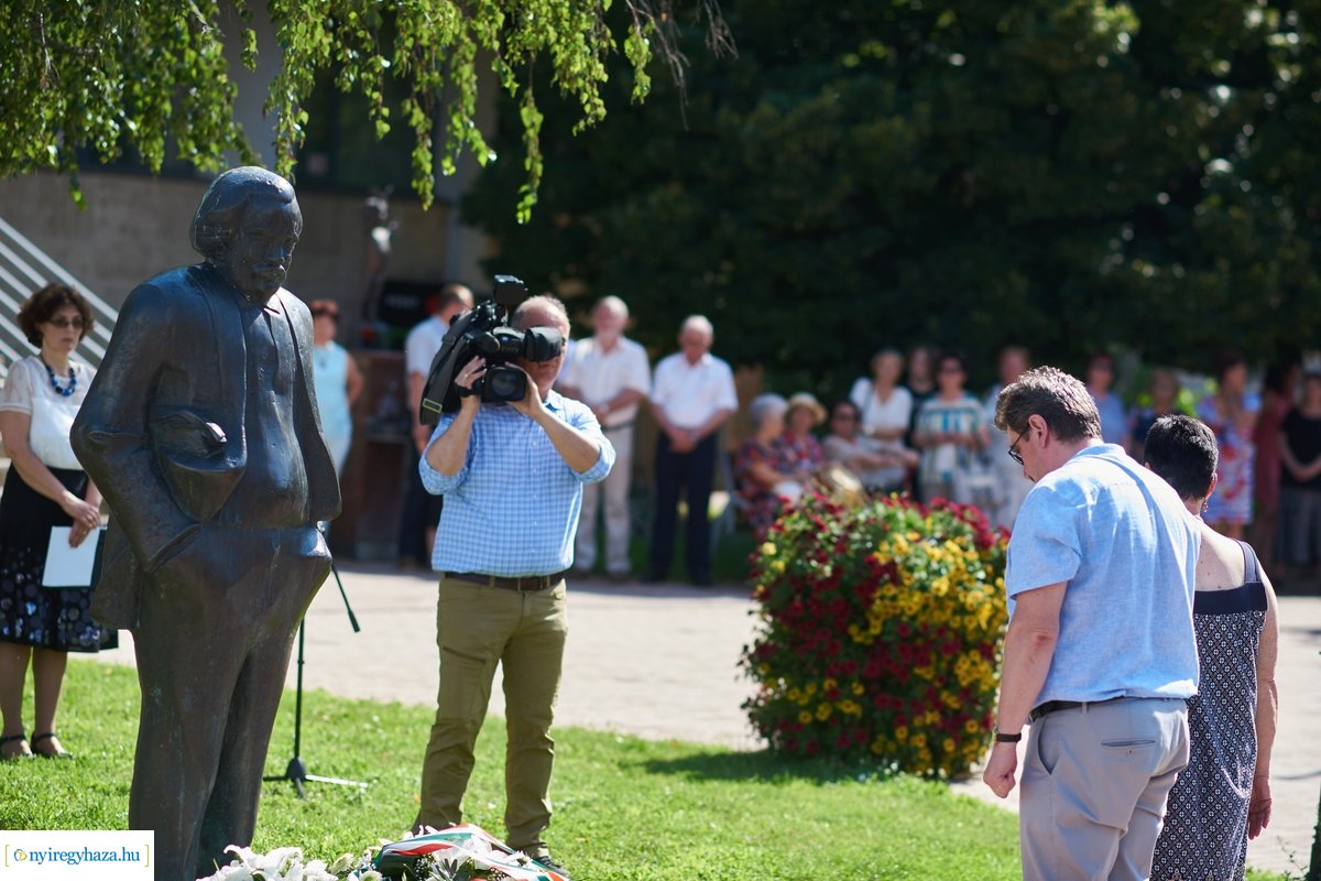 Koszorúzás Móricz Zsigmond szobránál 2020