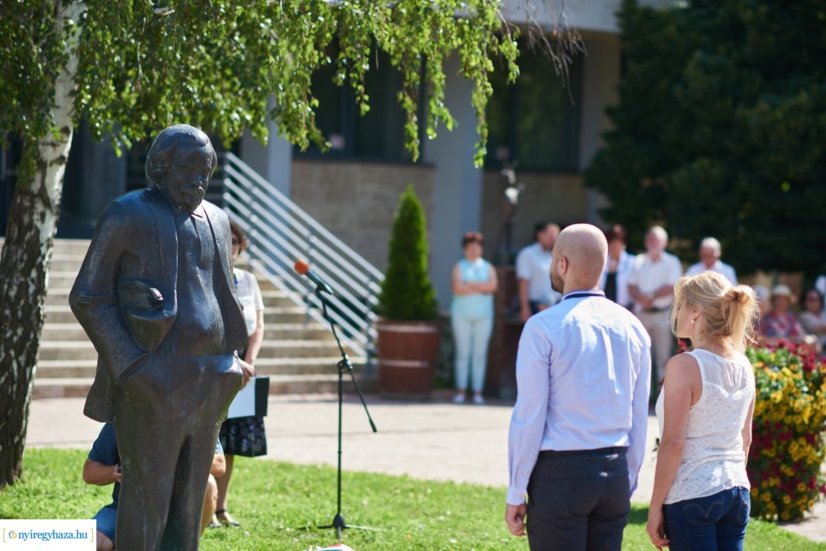 Koszorúzás Móricz Zsigmond szobránál 2020