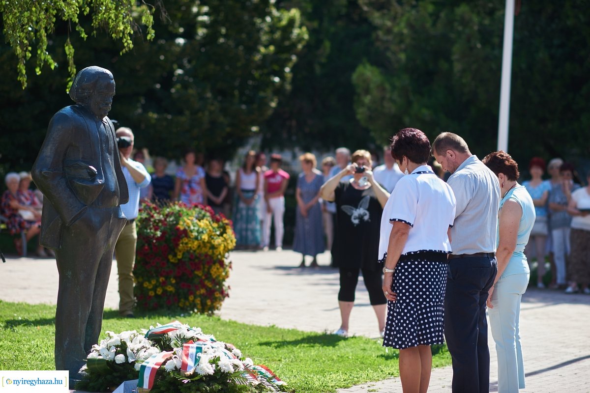 Koszorúzás Móricz Zsigmond szobránál 2020