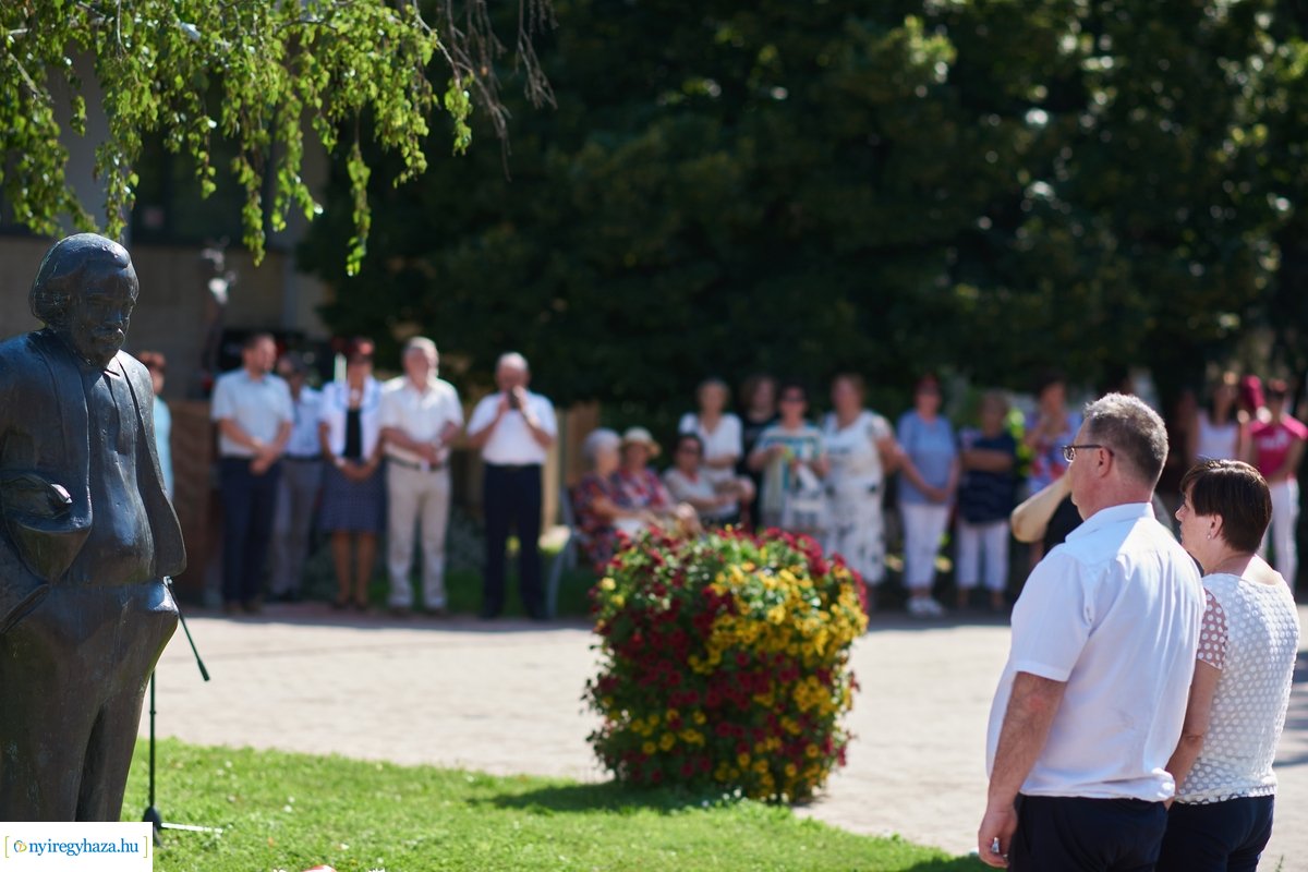 Koszorúzás Móricz Zsigmond szobránál 2020