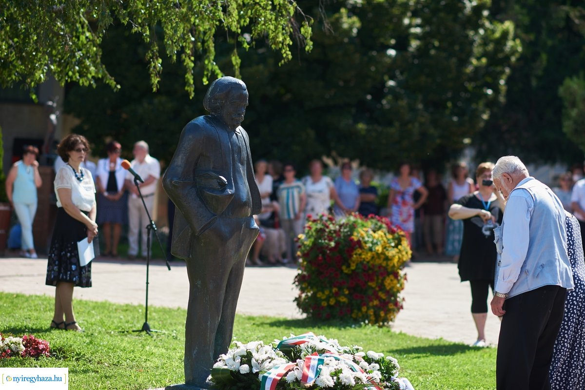 Koszorúzás Móricz Zsigmond szobránál 2020