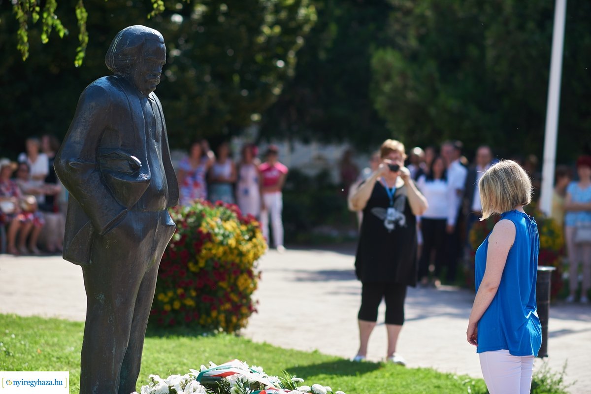 Koszorúzás Móricz Zsigmond szobránál 2020