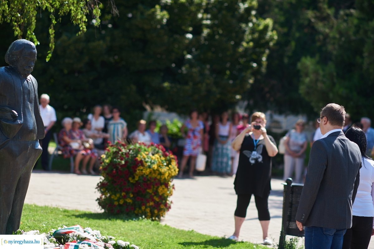 Koszorúzás Móricz Zsigmond szobránál 2020
