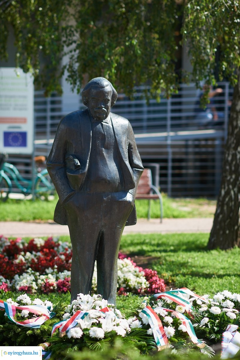 Koszorúzás Móricz Zsigmond szobránál 2020