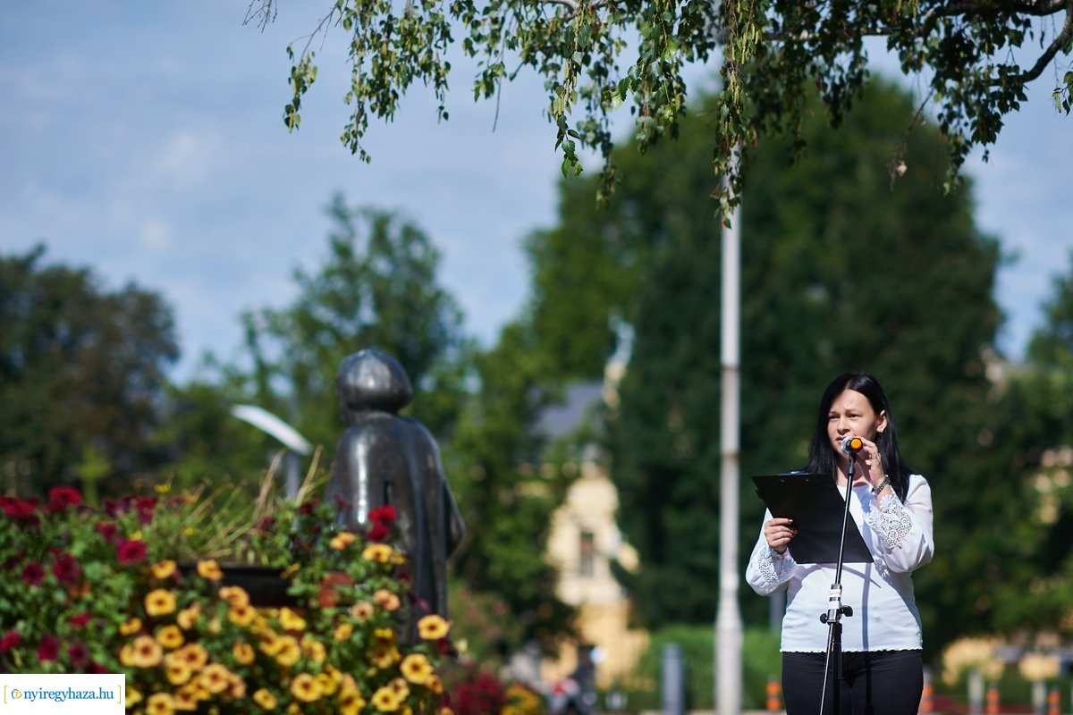 Koszorúzás Móricz Zsigmond szobránál 2020