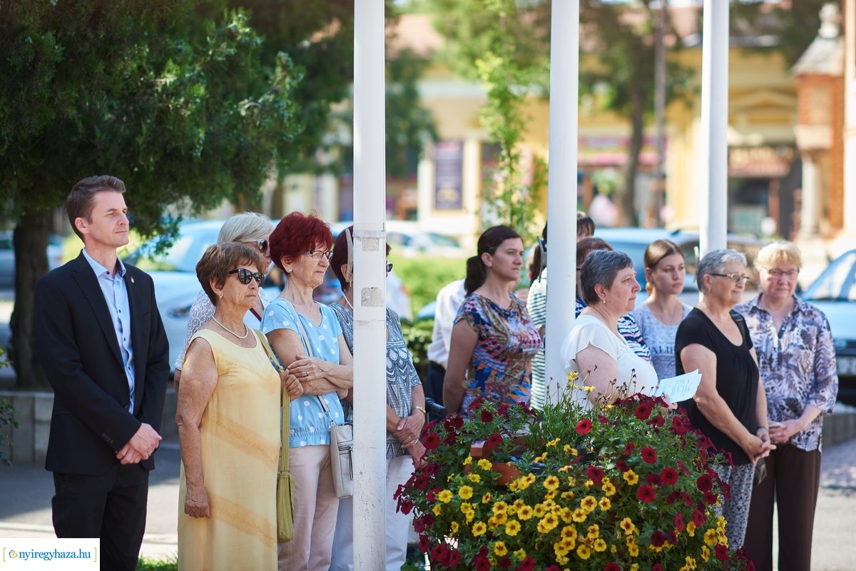 Koszorúzás Móricz Zsigmond szobránál 2020