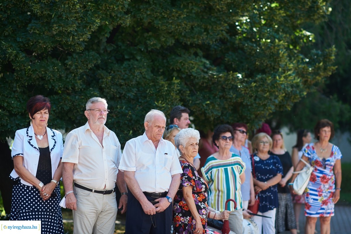 Koszorúzás Móricz Zsigmond szobránál 2020