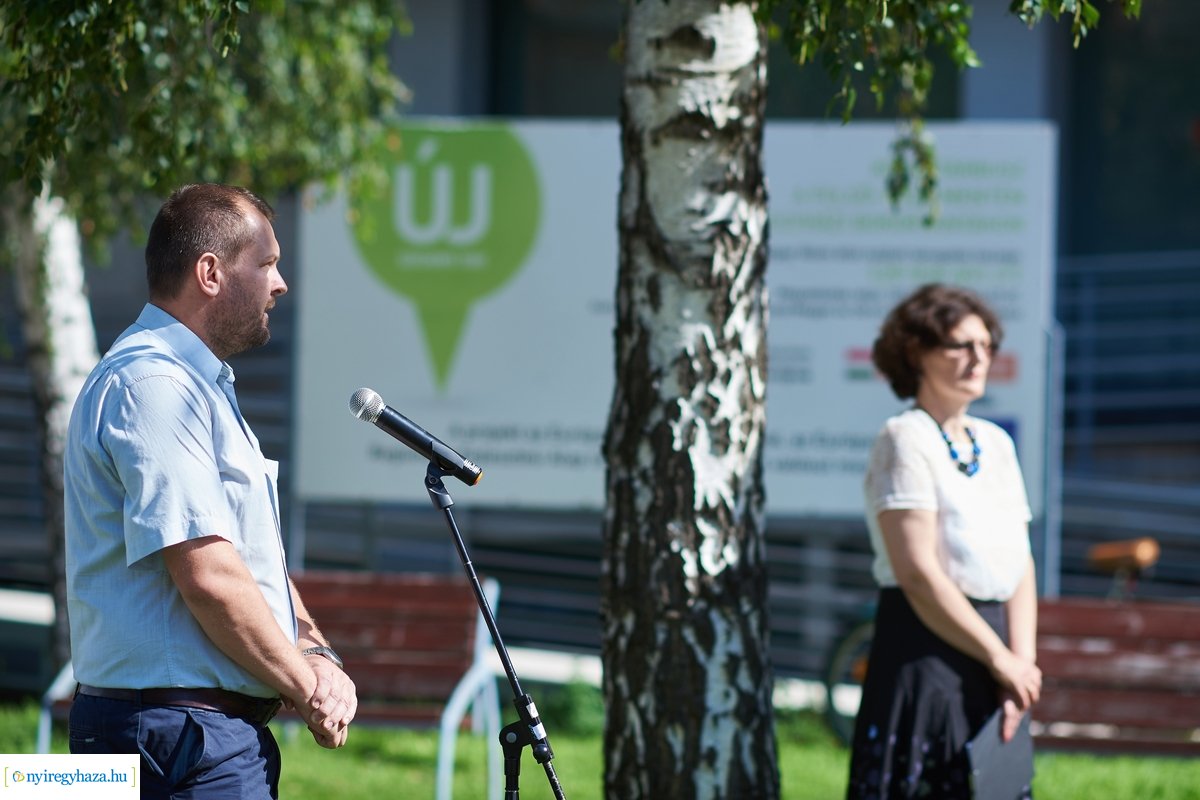 Koszorúzás Móricz Zsigmond szobránál 2020