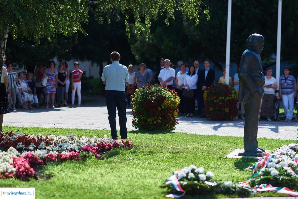 Koszorúzás Móricz Zsigmond szobránál 2020