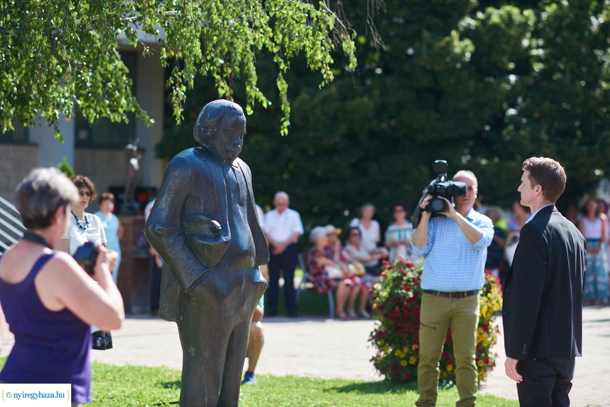 Koszorúzás Móricz Zsigmond szobránál 2020