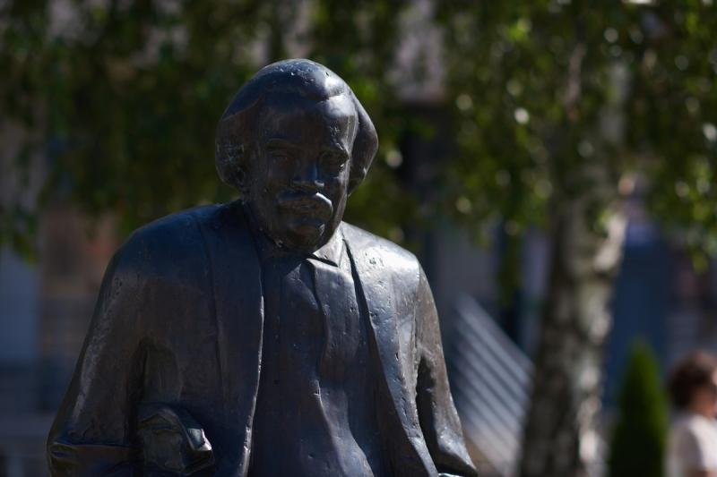 Koszorúzás Móricz Zsigmond szobránál 2020