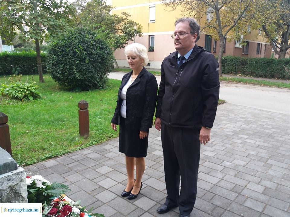 Koszorúzás Nyíregyházán az aradi vértanúk emléknapján
