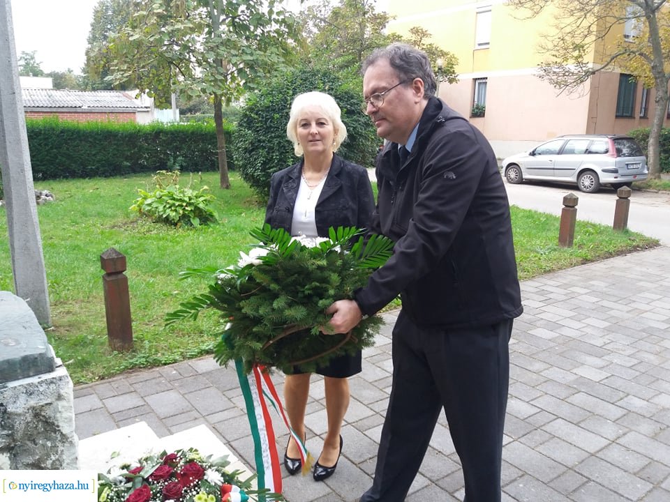 Koszorúzás Nyíregyházán az aradi vértanúk emléknapján