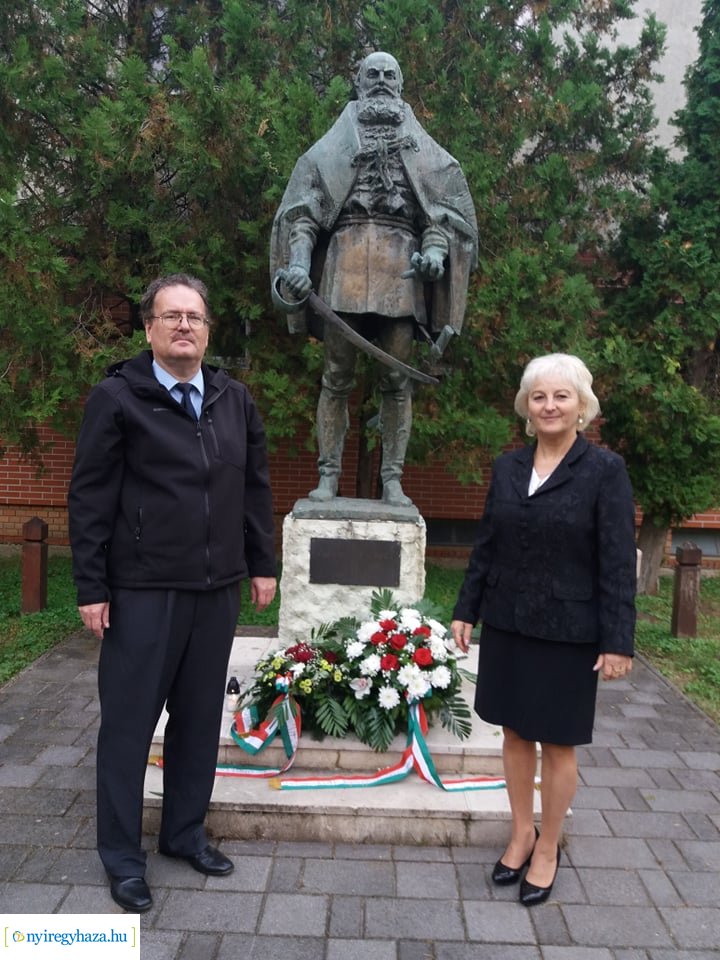 Koszorúzás Nyíregyházán az aradi vértanúk emléknapján