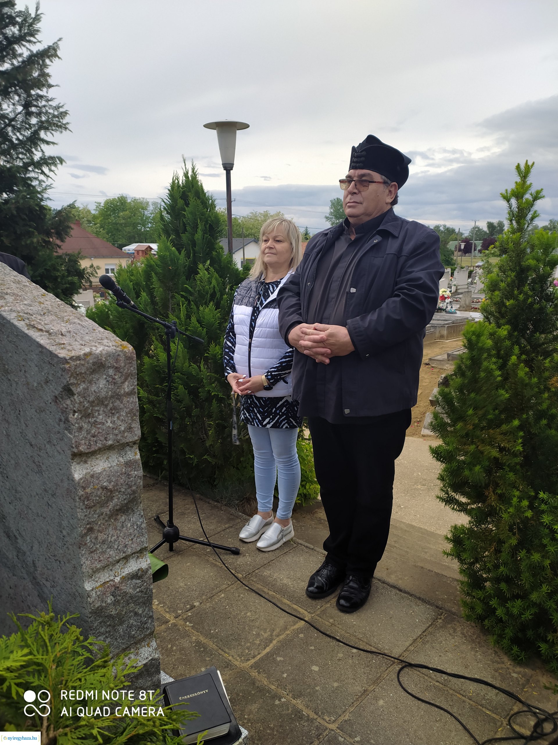 Koszorúzás Oroson a Katolikus Temetőben lévő Hősi Emlékműnél