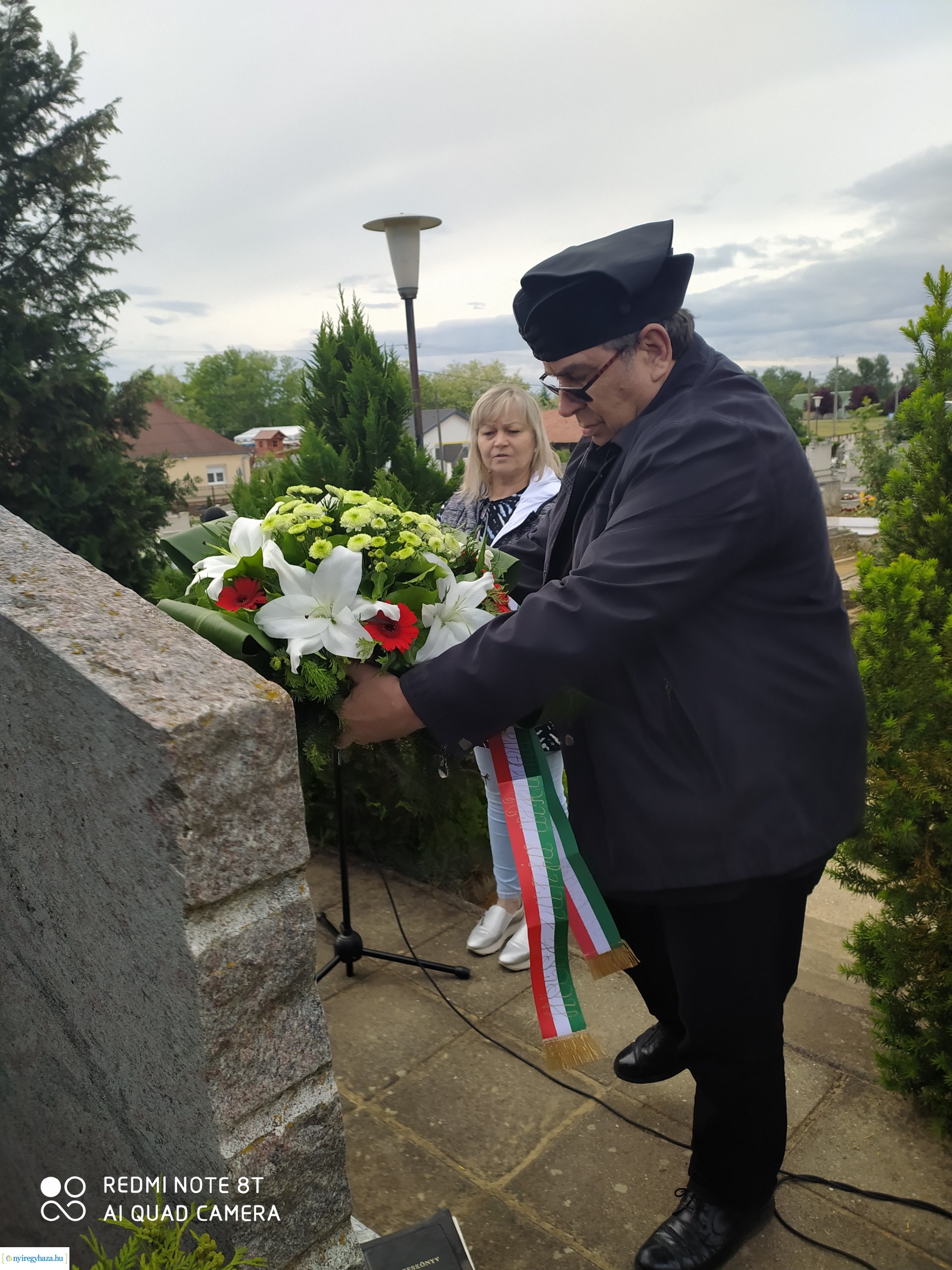 Koszorúzás Oroson a Katolikus Temetőben lévő Hősi Emlékműnél