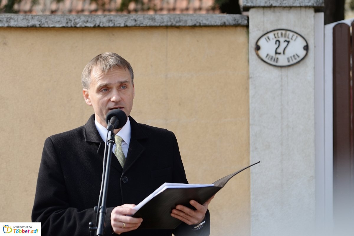 Koszorúzás Toma András emléktáblájánál