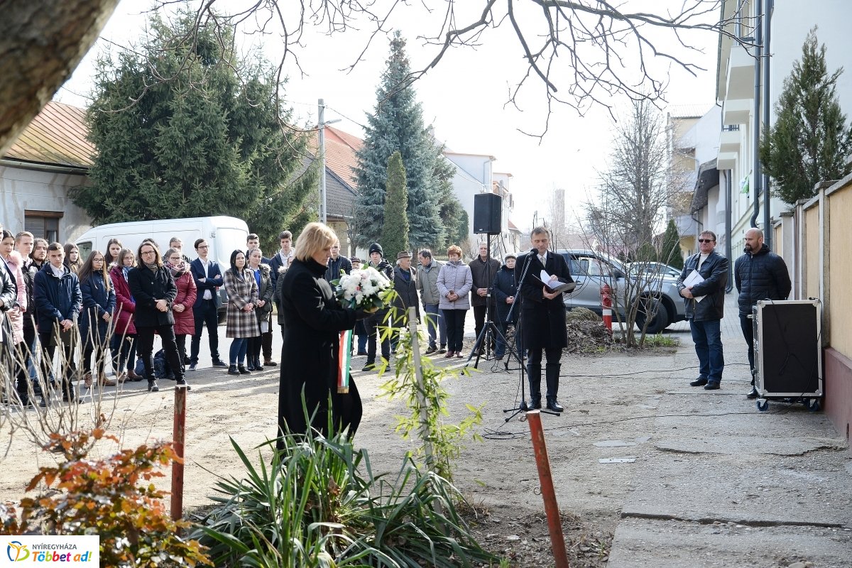 Koszorúzás Toma András emléktáblájánál