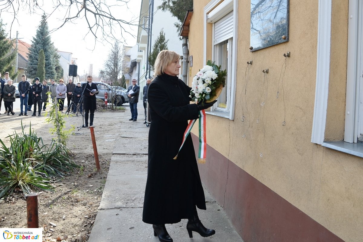 Koszorúzás Toma András emléktáblájánál