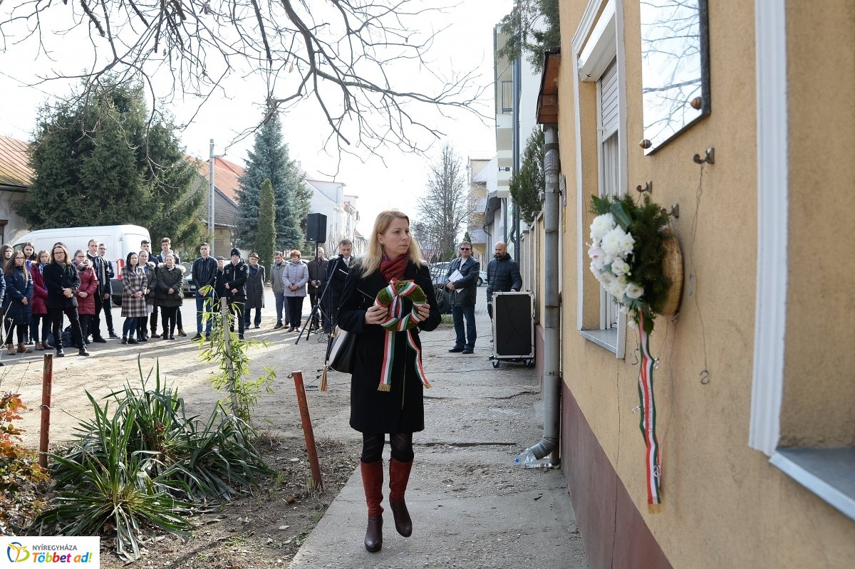 Koszorúzás Toma András emléktáblájánál