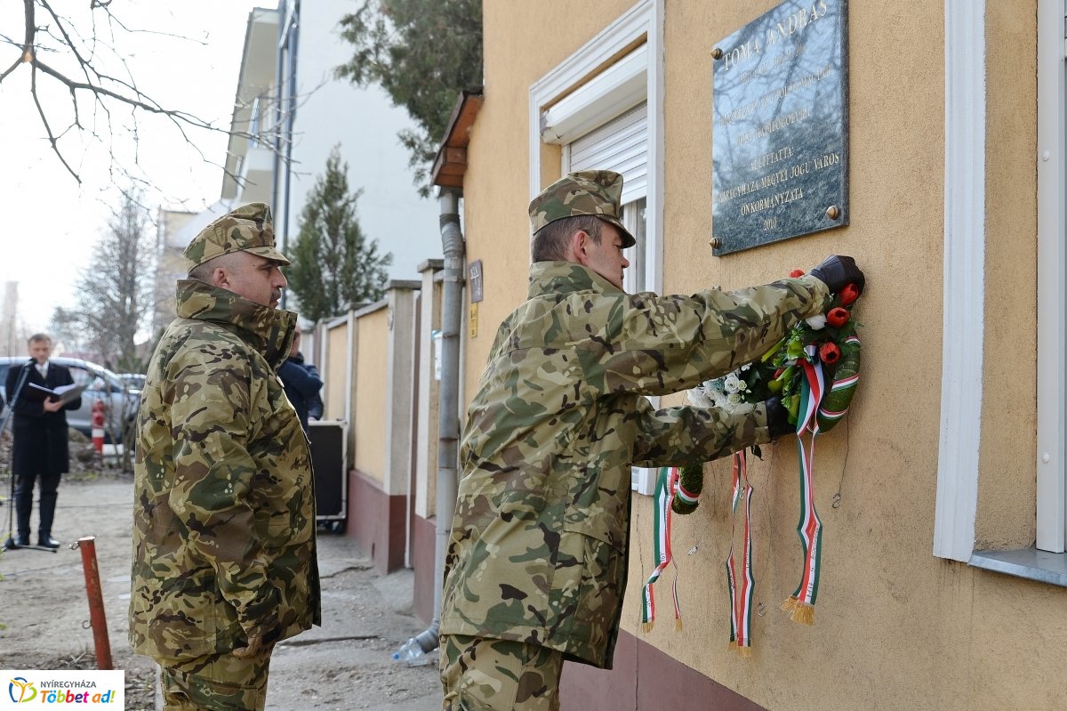 Koszorúzás Toma András emléktáblájánál