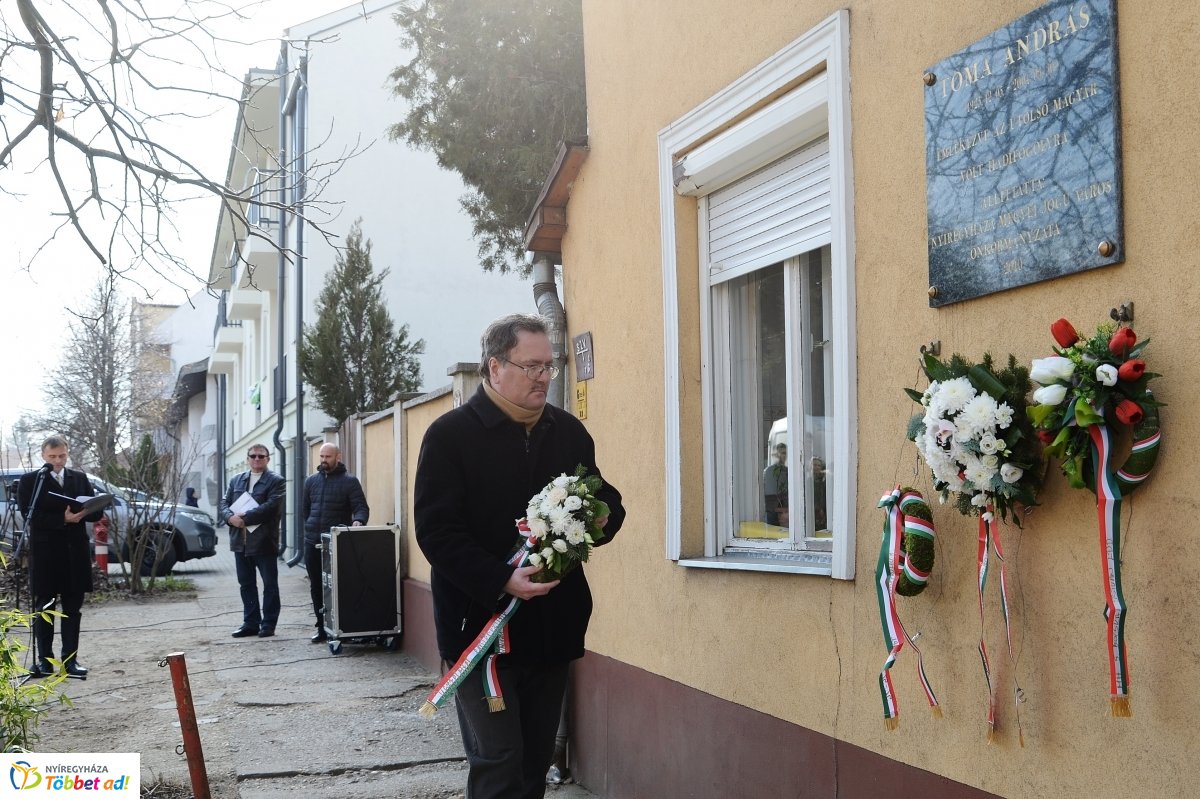 Koszorúzás Toma András emléktáblájánál